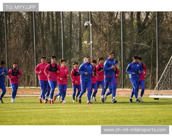 上海申花球员训练营全力备战恢复期体能训练进入高强度阶段 上海申花球员训练营全力备战恢复期体能训练进入高强度阶段