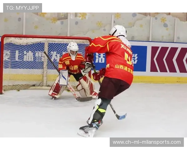 冰球反击形成数次射门：战术连锁中的速度与空间艺术