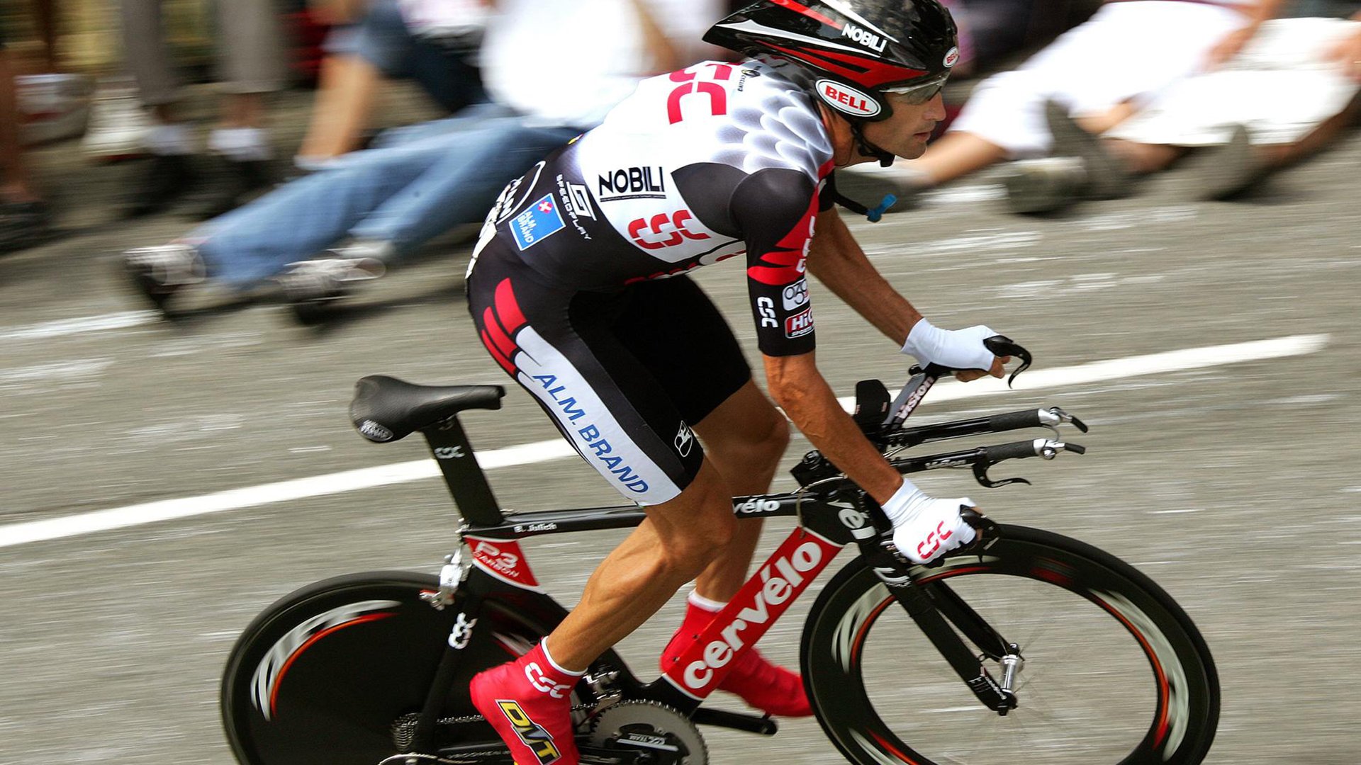 “华金·托比利亚的全能防守与强大领导力，成为美洲狮队的战术支柱”