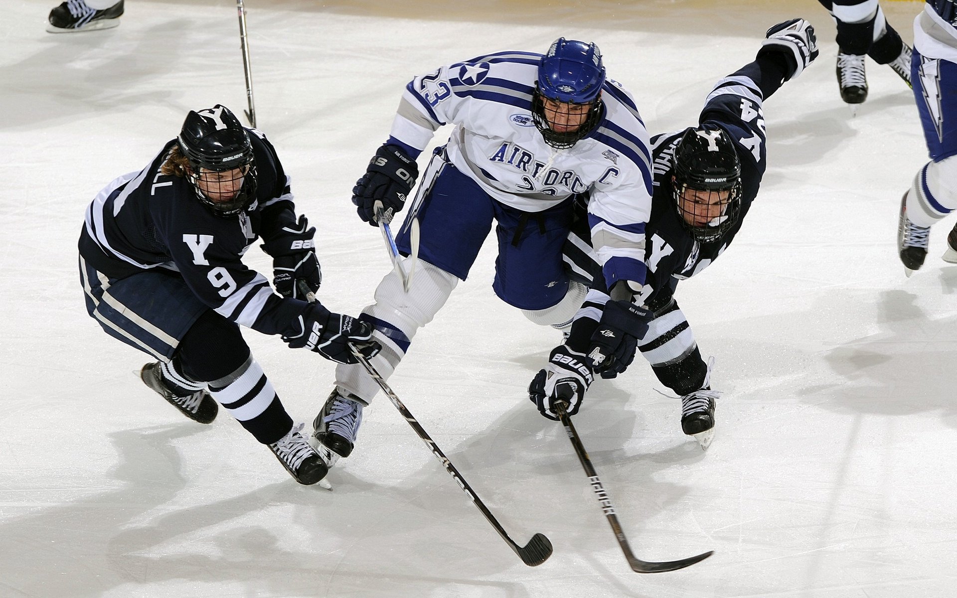 水球比赛吉尔吉斯斯坦女队配合默契，吉尔吉斯斯坦国家队